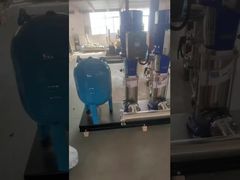 Gruppo pompa autoclave con collettore in acciaio inossidabile, tubazioni e serbatoio a pressione